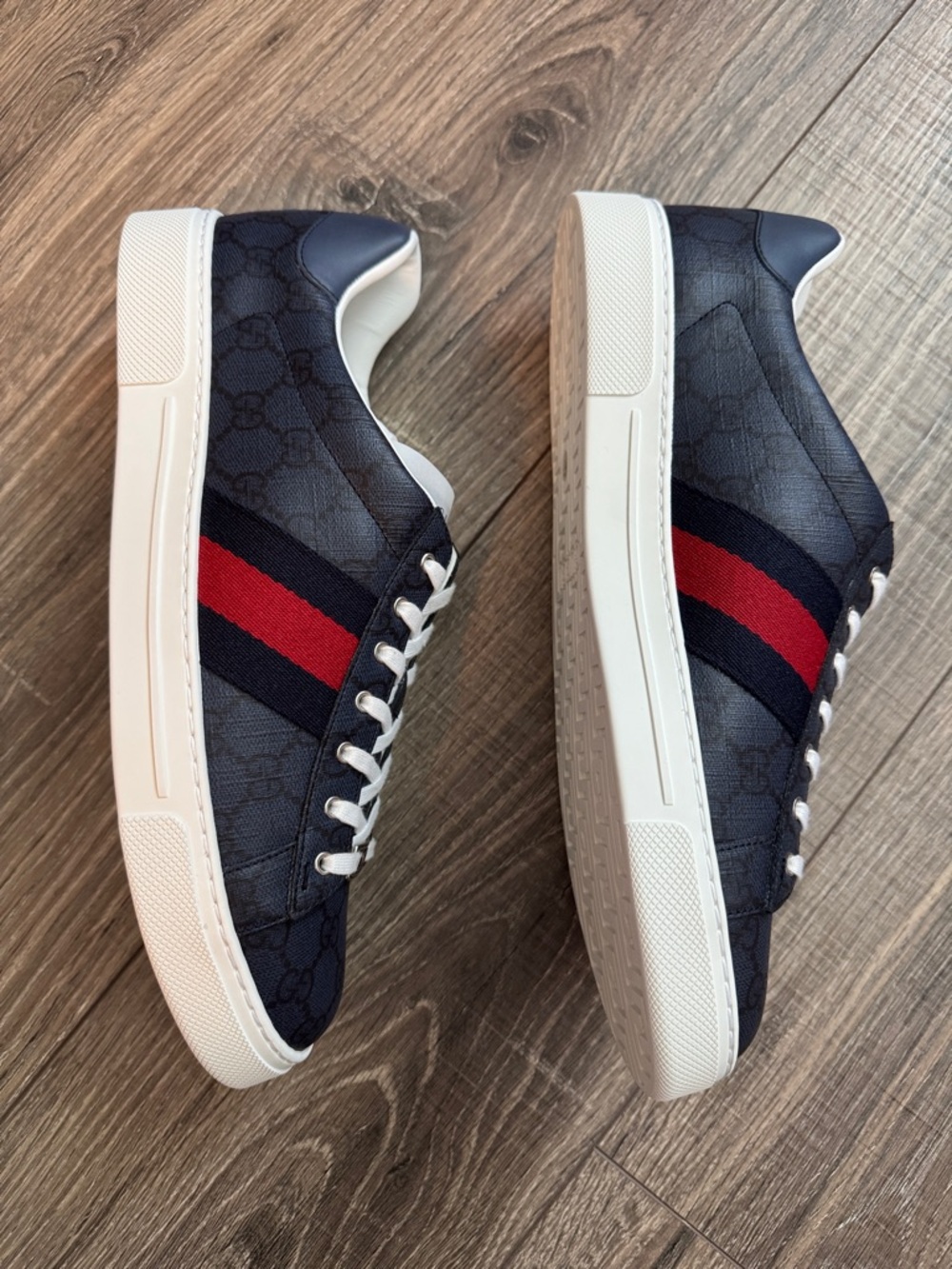 Gucci Navy & Red Web Stripe Low-Top Sneakers - Picture 4 of 10